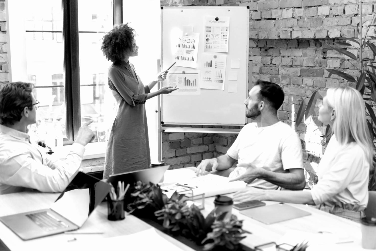 Finanzplanung am Arbeitsplatz mit Dokumenten und Taschenrechner
